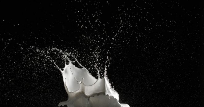 Slowmotion milk splash 4K