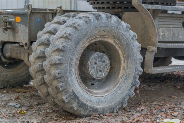OpenfootageNET_textures_tire_excavator 7360 × 4912