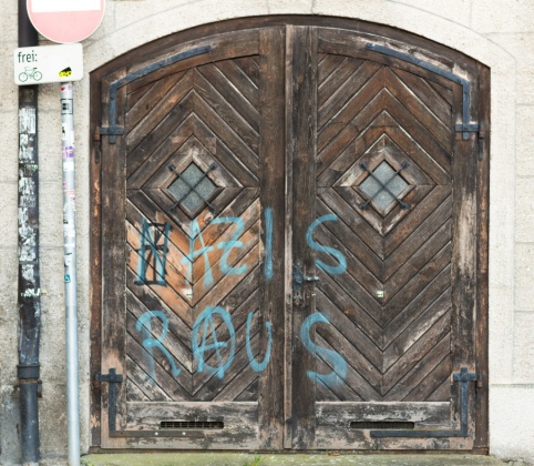 OpenfootageNET_textures_wooddoor_grafitti