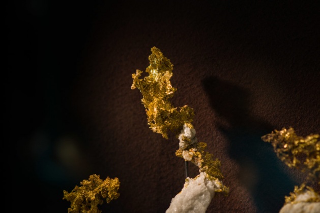 Gold mineral 7360 × 4912